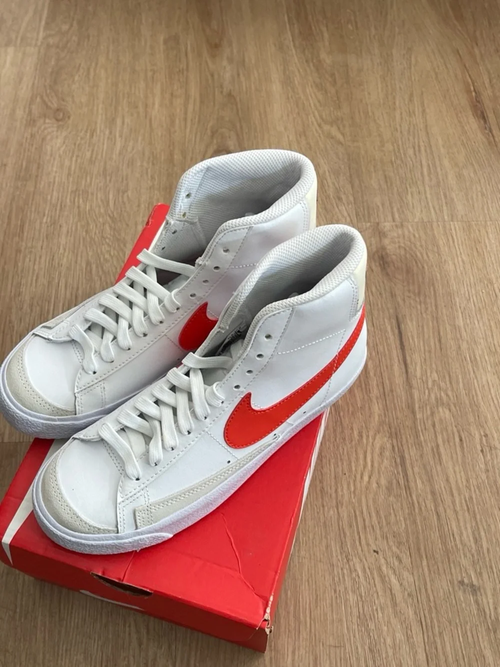 Nike Women's Mid-Top Sneakers White/Red Swoosh
